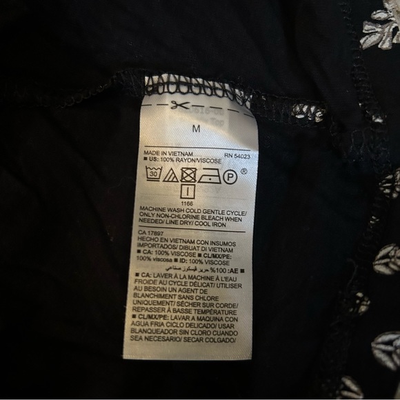 Old Navy black white patterned tank - Picture 6 of 7